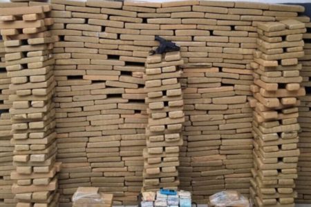 Imagem colorida de pacotes com mais de 400 kg de dragas - Metrópoles