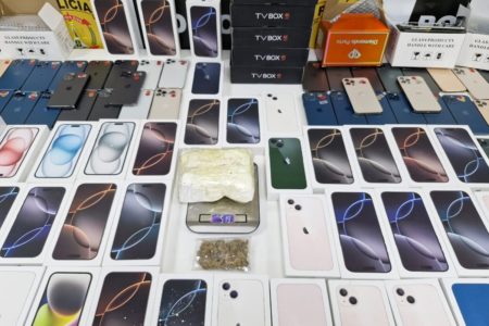 Celulares e drogas em mesa