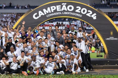 Time do Botafogo celebra a conquista da Libertadores, na Argentina.