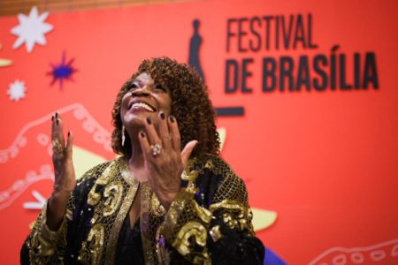 Foto colorida da atriz Zezé Motta durante o 57º Festival de Brasília do Cinema Brasileiro - Metrópoles