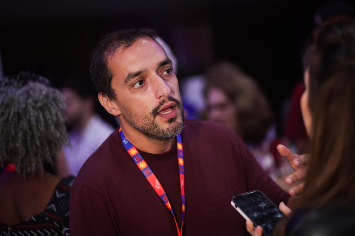 Foto colorida do cineasta Lino Meireles - Metrópole
