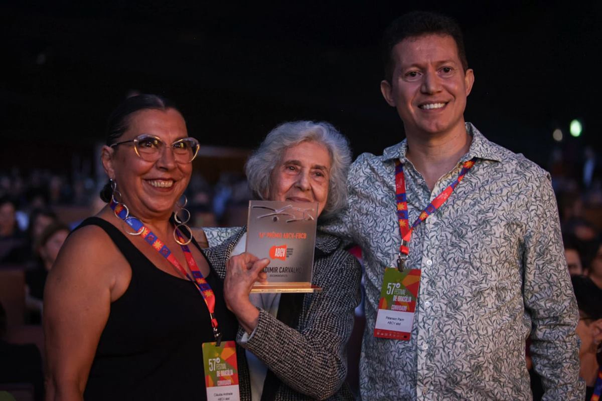 Foto colorida da homenagem a Vladimir Carvalho durante o 57º Festival de Brasília do Cinema Brasileiro - Metrópoles