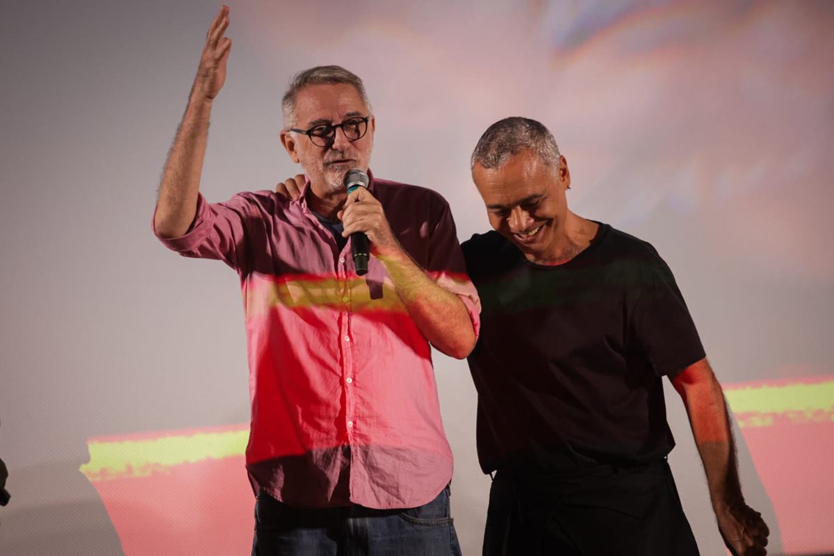 Foto colorida do diretor Marcelo Gomes e de Sidarta Ribeiro na estreia do filme Criaturas da Mente - Metrópoles