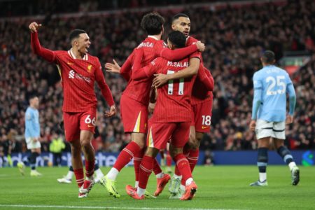 Imagem colorida de Liverpool e Manchester City - Metrópoles