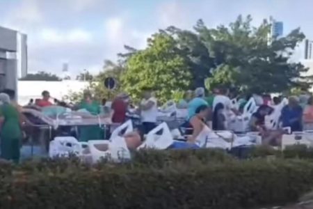 foto colorida e embaçada de pesoas em camas de hospital em jardim - metrópoles