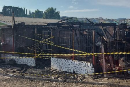 Foto colorida de casa destruída por incêndio - Metrópoles