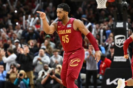 Donovan Mitchell #45 do Cleveland Cavaliers comemora após vitória sobre o Boston Celtics | Metrópoles