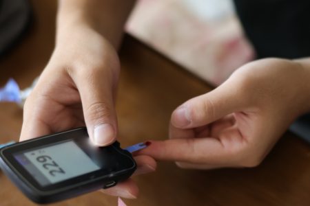 Adolescente com diabetes tipo 1 usa um glicosímetro caseiro para testar seus níveis de açúcar no sangue. Metrópoles