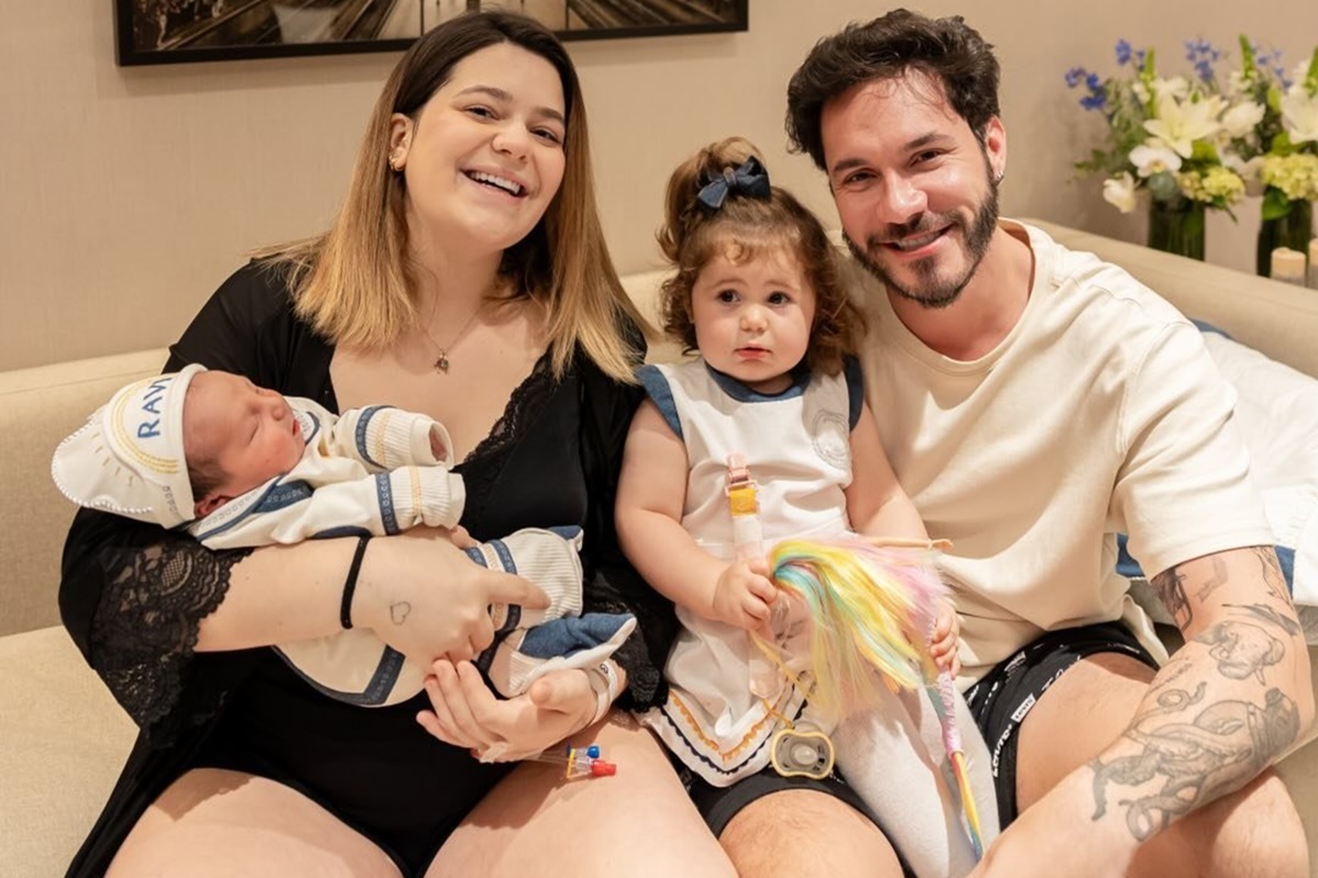 Viih Tube posa ao lado de Eli, Lua e Ravi para as redes sociais - Metrópoles