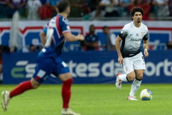 Foto colorida de André Ramalho em jogo entre Bahia e Corinthians, pelo primeiro turno do Brasileirão 2024 estão na pré-Libertadores - Metrópoles