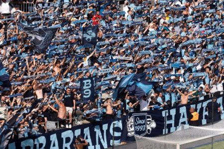 Imagem colorida da torcida do Le Havre - Metrópoles