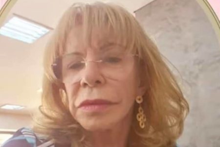 Uma mulher de 71 anos foi encontrada morta na carroceria de sua caminhonete, uma Chevrolet S10, na última sexta-feira (29/11), em Águas Lindas de Goiás, no Entorno do Distrito Federal. O corpo estava enrolado em cobertas, nu e apresentava sinais de violência no pescoço, conforme informações da Polícia Militar de Goiás (PMGO).