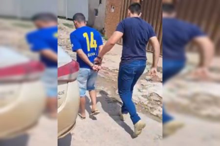Foto colorida de homem preso