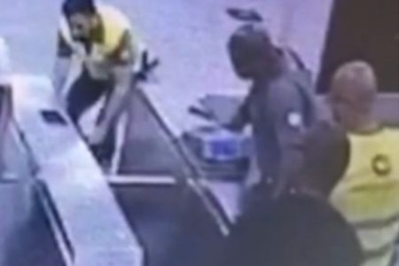 Imagens mostram agentes da ViaMobilidade contendo e agredindo passageiro na estação Carapicuíba - Metrópoles