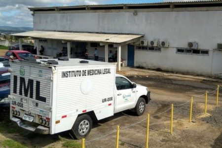 Imagem colorida, carro do Instituto Médico Legal PE - Metrópoles