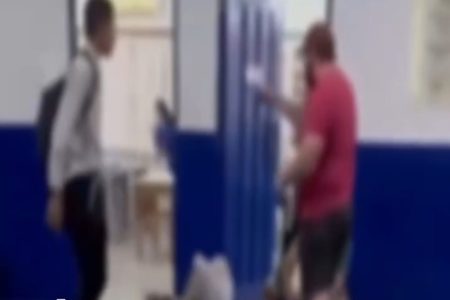 Imagem colorida, homens em escola - Metrópoles