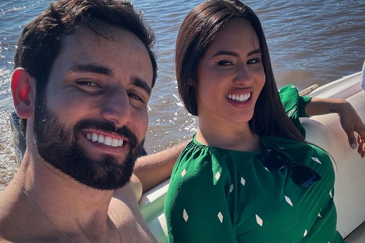 Matteus Amaral e Isabelle Nogueira posam juntos e sorridentes durante passeio - Metrópoles