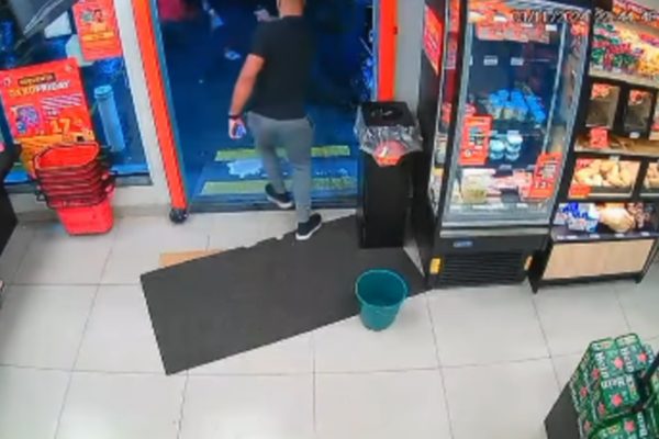 Câmeras de segurança mostram execução de jovem negro em mercado. - Metrópoles