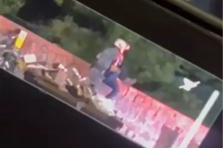 PM foi flagrado jogando um homem em um córrego do alto de uma ponte na zona sul de SP. Governador afirmou que o caso será investigado - Metrópoles