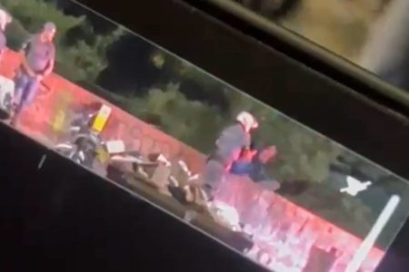 PM foi flagrado nessa segunda (2/12) jogando um homem em um córrego do alto de uma ponte em Cidade Ademar, na zona sul de SP - Metrópoles