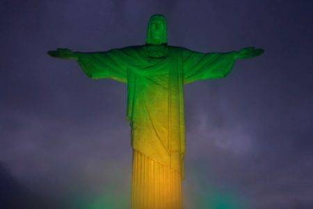 Imagem colorida do Cristo Redentor- Metrópoles