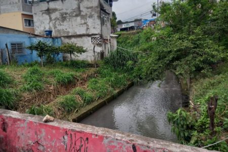 Imagem colorida mostra córrego em Cidade Ademar - Metrópoles
