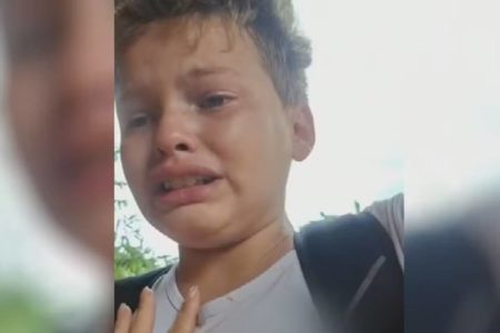 imagem colorida menino sofre bullying mae cadeirante