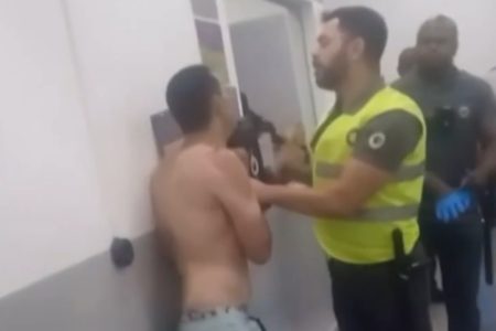 Agentes da ViaMobilidade agredindo homem em estação - Metrópoles