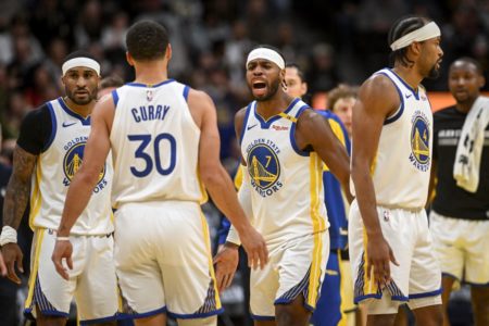 Foto colorida da equipe do Golden State Warriors, em jogo da NBA Cup 2024 - Metrópoles