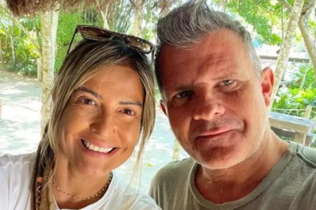 Denise Seixas e Apóstolo Rina posam juntos durante passeio - Metrópoles