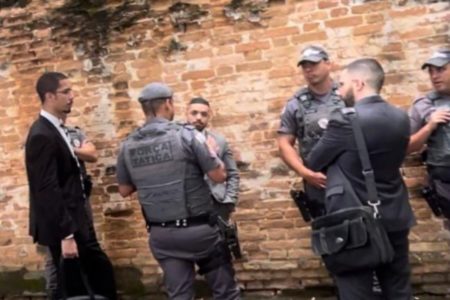PMs conversam com advogados em frente à Corregedoria