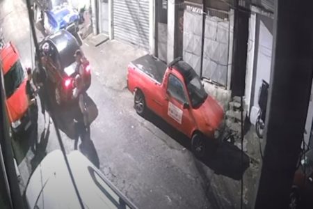 Imagem mostra homens armados abordando pessoas nas ruas - Metrópoles