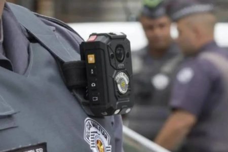 Imagem colorida de um policial militar com câmera corporal