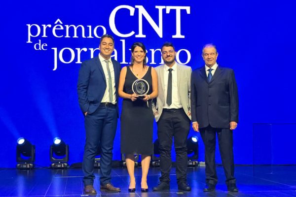 Vencedores do Prêmio CNT de Jornalismo 2024 na categoria internet seguram trofeu