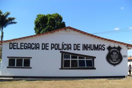 Imagem colorida da fachada da delegacia de Inhumas - Goiás