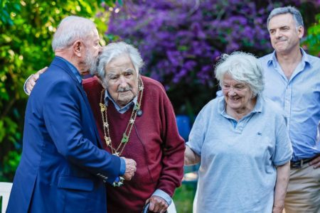 Imagem colorida mostra Lula e Mujica - Metrópoles