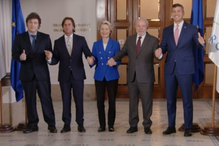 Presidentes Javier Milei, Lacalle Pou, Ursula von der Leyen, Lula e Santiago Peña na cúpula do Mercosul - Metrópoles