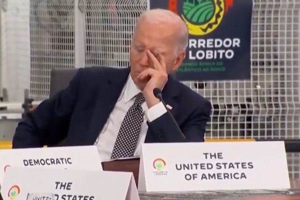 biden dorme durante reunião com líderes na angola