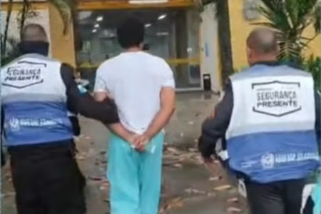 Imagem colorida, enfermeiro técnico sendo conduzido por agentes - Metrópoles