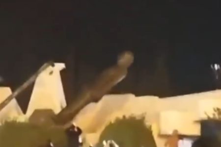 Foto colorida da derrubada da estátua de Hafez al-Assad, retirada da vídeo - Metrópoles