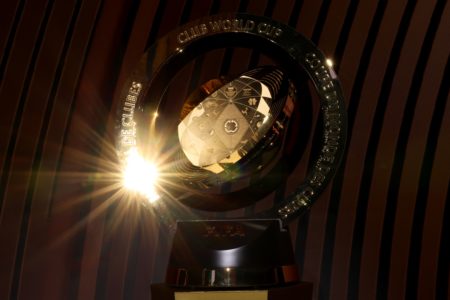 Foto colorida da taça da Copa do Mundo de Clubes - Metrópoles