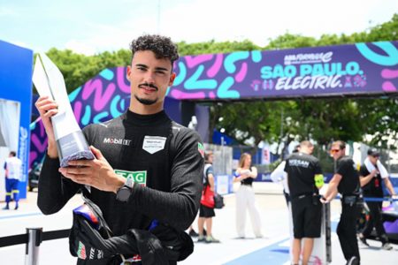 imagem colorida de piloto na pole position da Fórmula E - Metrópoles