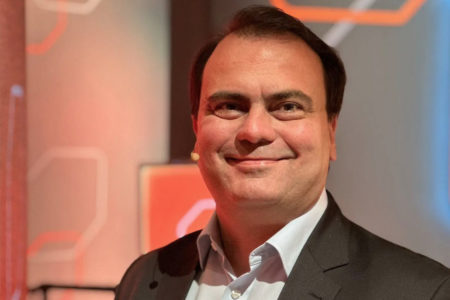 Alexsandro Broedel durante apresentação de números no banco Metrópoles