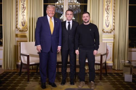 Imagem colorida mostra Trump, Macron e Zelensky - Metrópoles