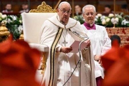 imagem colorida do Papa Francisco com hamatomas roxos no queixo