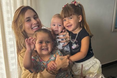 Virginia Fonseca posa com os três filhos, Maria Alice, Maria Flor e José Leonardo - Metrópoles