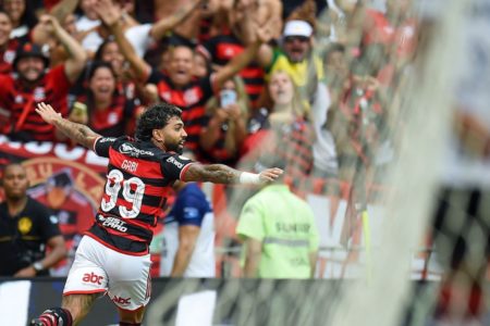 Imagem colorida de gol de Gabigol em despedida do Flamengo- Metrópoles