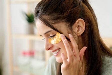 mulher com máscara de skincare para os olhos