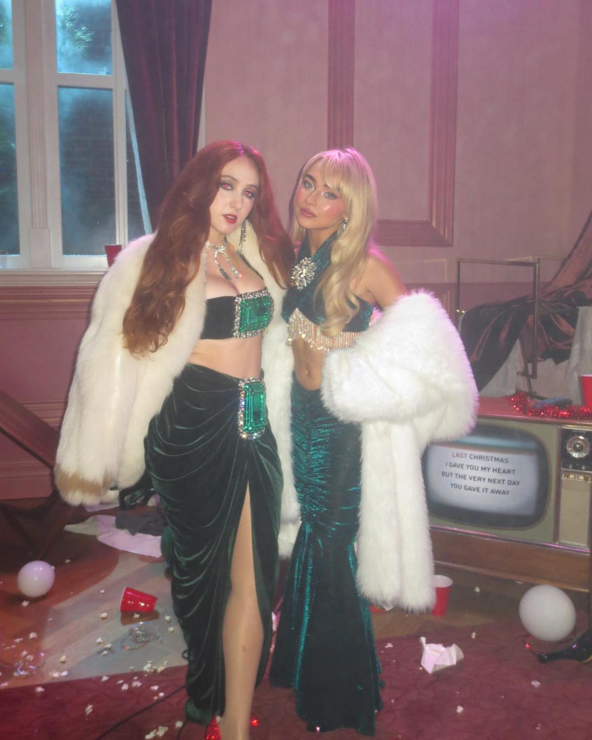 Na imagem com cor, Sabrina Carpenter em Nonsense Christmas - metrópoles