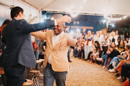 Alysson Mascaro e Silvio Almeida se abraçam em evento - Metrópoles